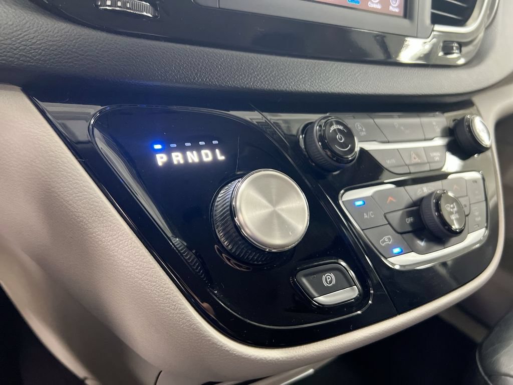 Used 2020 Chrysler Pacifica Touring-L FWD image 17