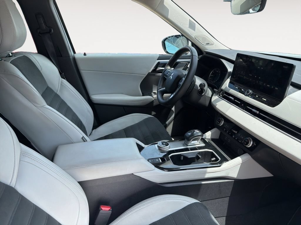 Used 2025 Mitsubishi Outlander SE FWD image 12