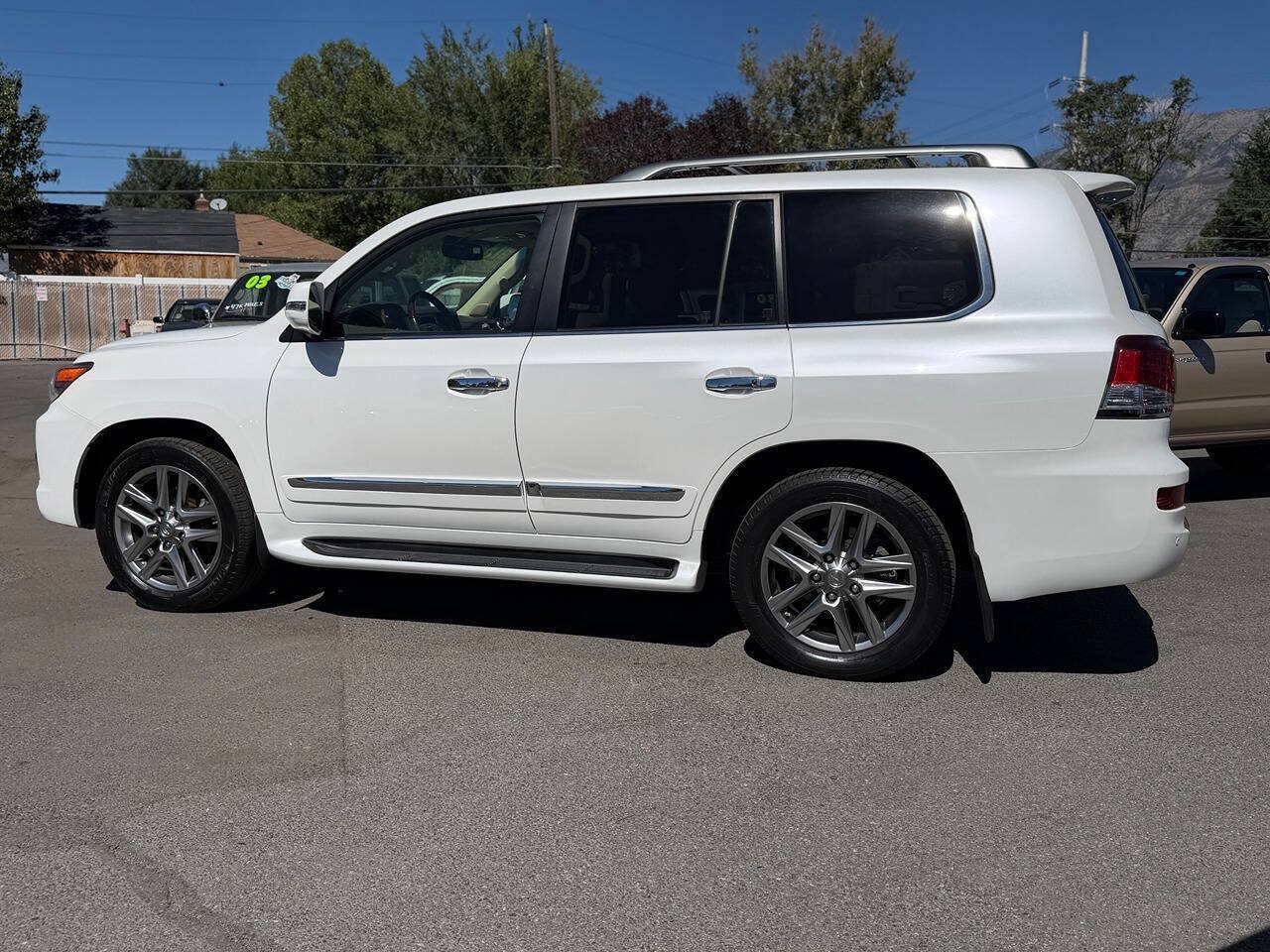 Used 2013 Lexus LX 570 4WD w/ Luxury Pkg image 6