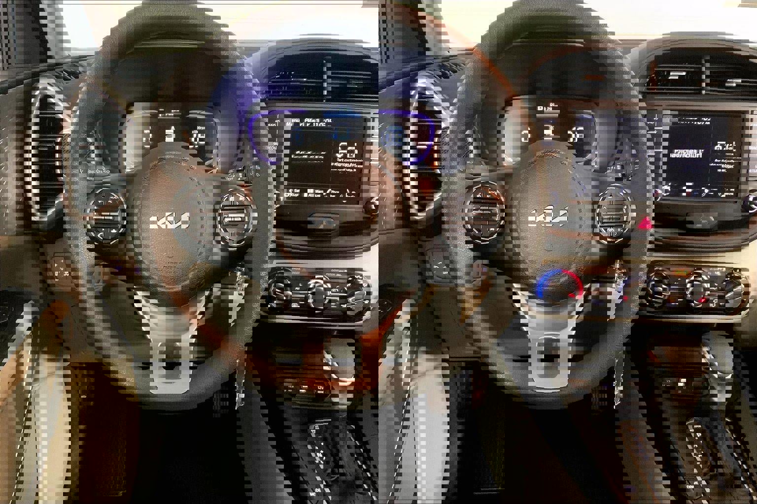 Used 2025 Kia Soul LX image 5