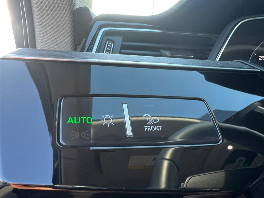 Used 2023 Audi e-tron Premium Plus w/ Premium Plus Package image 17