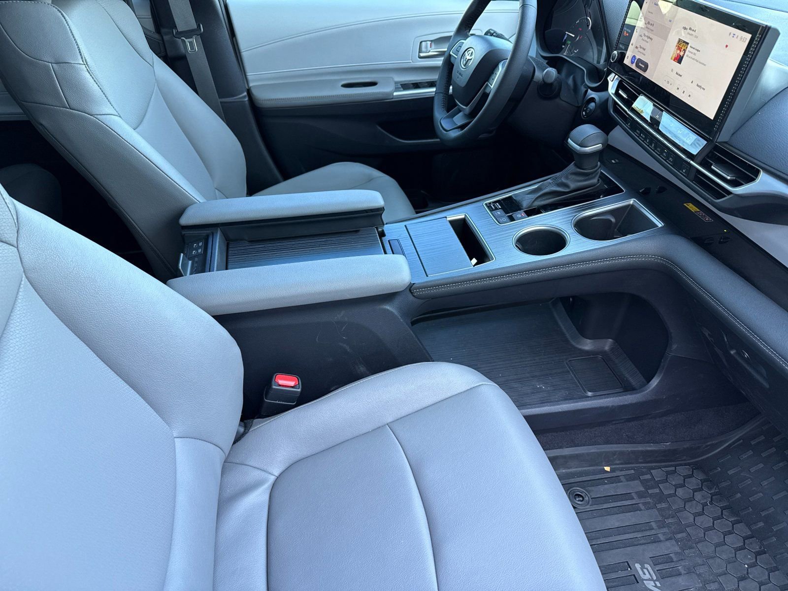 Used 2025 Toyota Sienna XLE w/ XLE Plus Package image 16