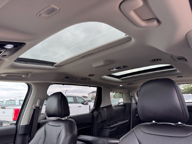 Used 2025 Kia Carnival SX w/ SX Dark Edition Package FWD image 32