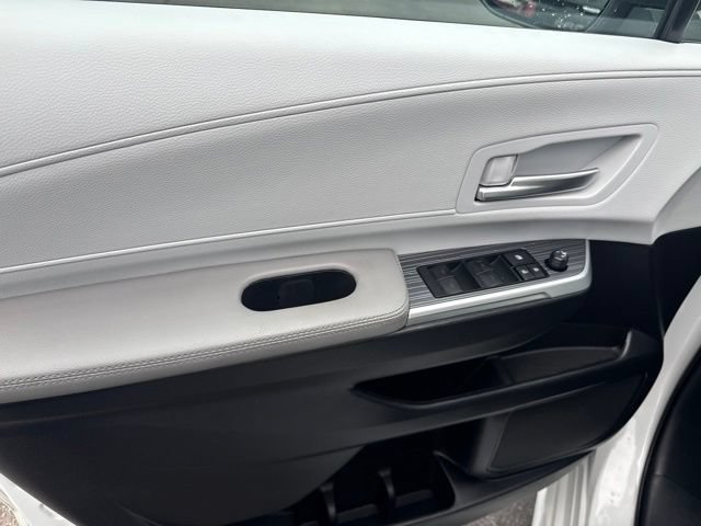 Used 2025 Toyota Sienna XLE FWD image 24