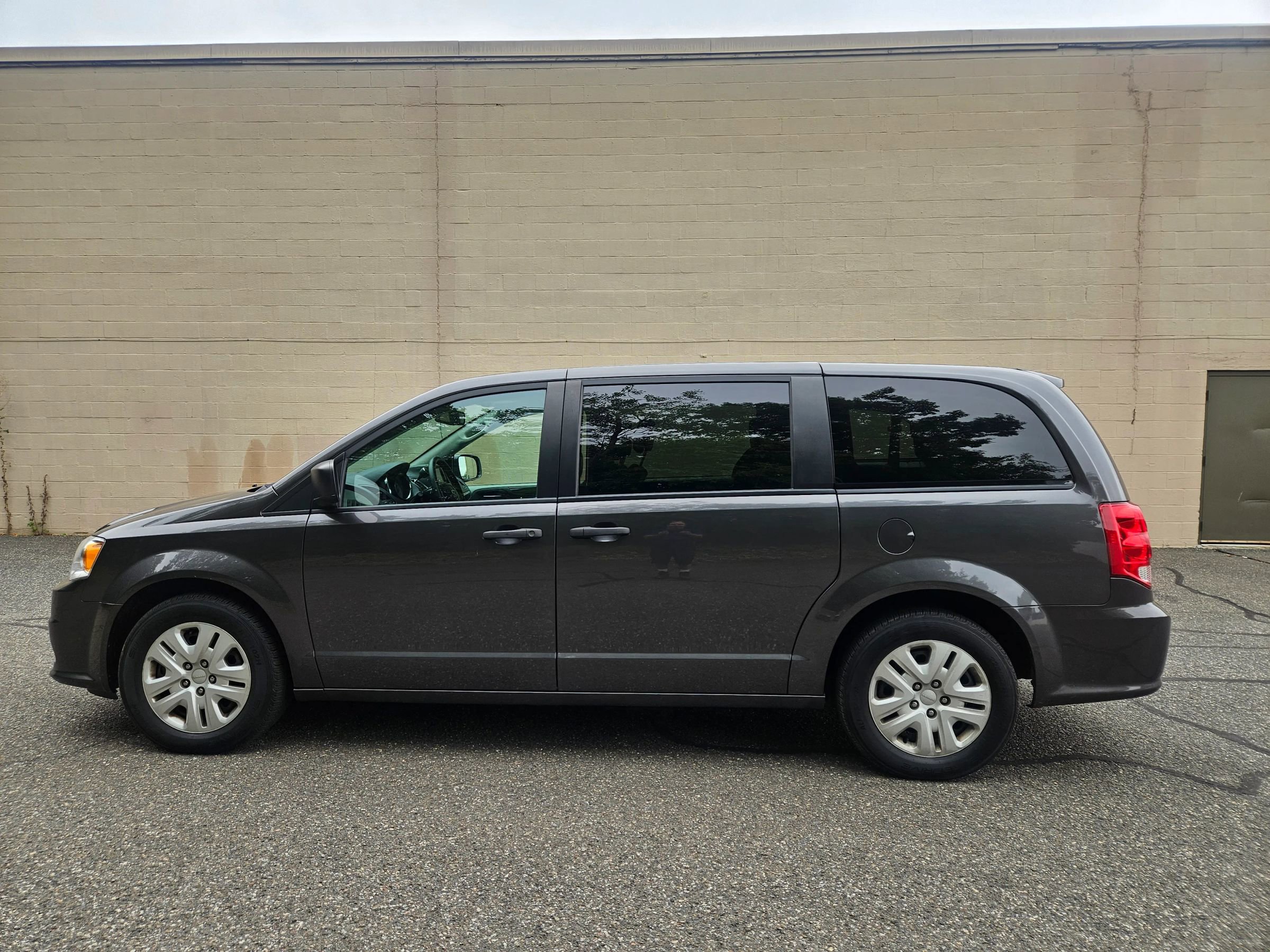 Used 2019 Dodge Grand Caravan SE w/ UConnect Hands-Free Group image 6