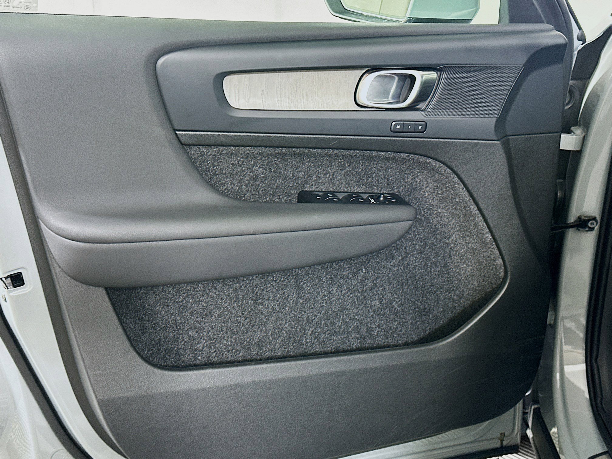 Used 2025 Volvo XC40 B5 Core image 15