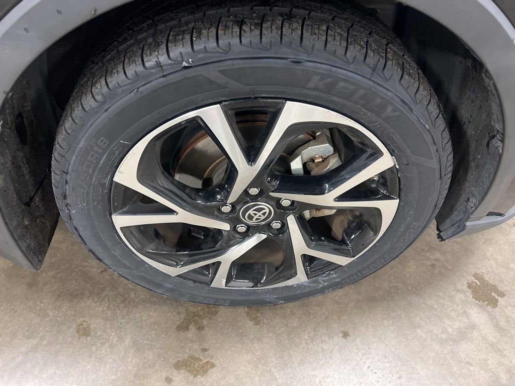 Used 2020 Toyota C-HR XLE image 17