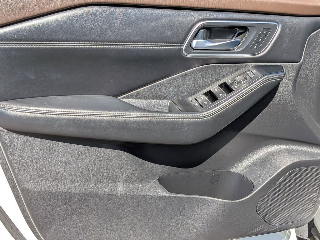 Used 2022 Nissan Rogue Platinum w/ Head-Up Display Package image 16