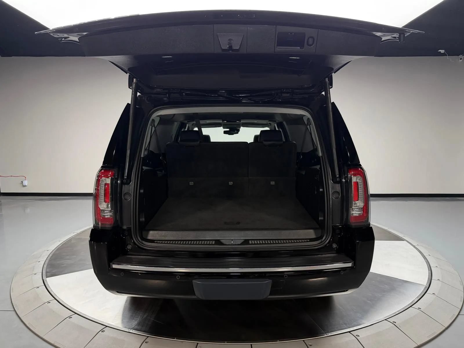 Used 2017 GMC Yukon XL Denali w/ Open Road Package AWD/4WD image 13