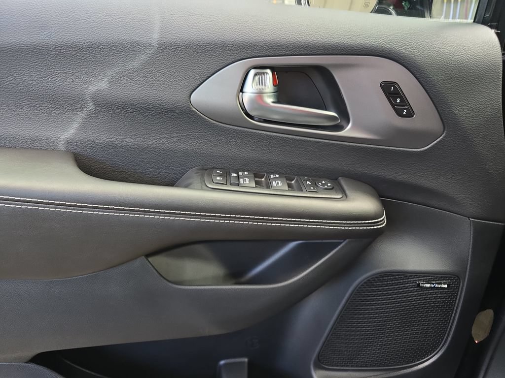 New 2027 Chrysler Pacifica Limited FWD image 27