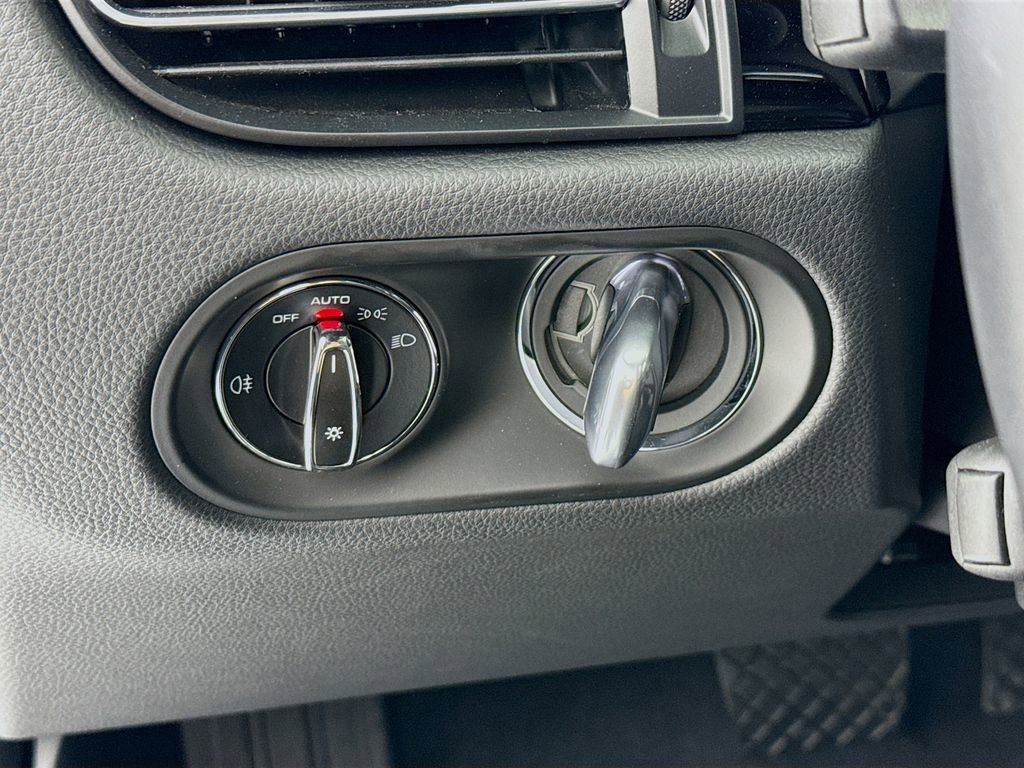 Certified 2025 Porsche Macan image 15