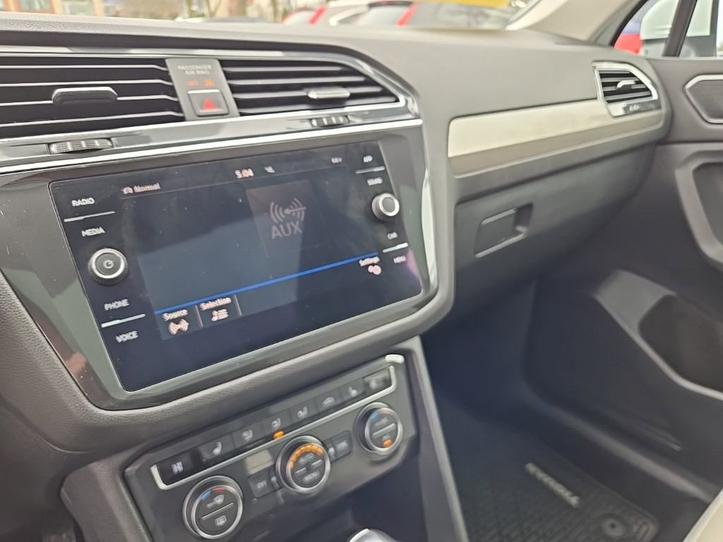 Used 2018 Volkswagen Tiguan SE w/ Panoramic Sunroof Package image 24