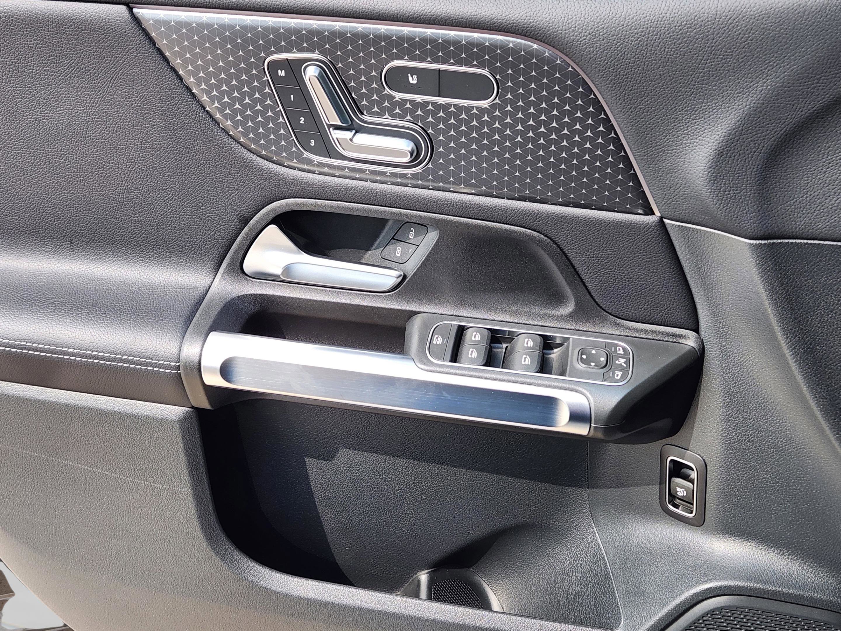 Used 2025 Mercedes-Benz GLB 250 image 15
