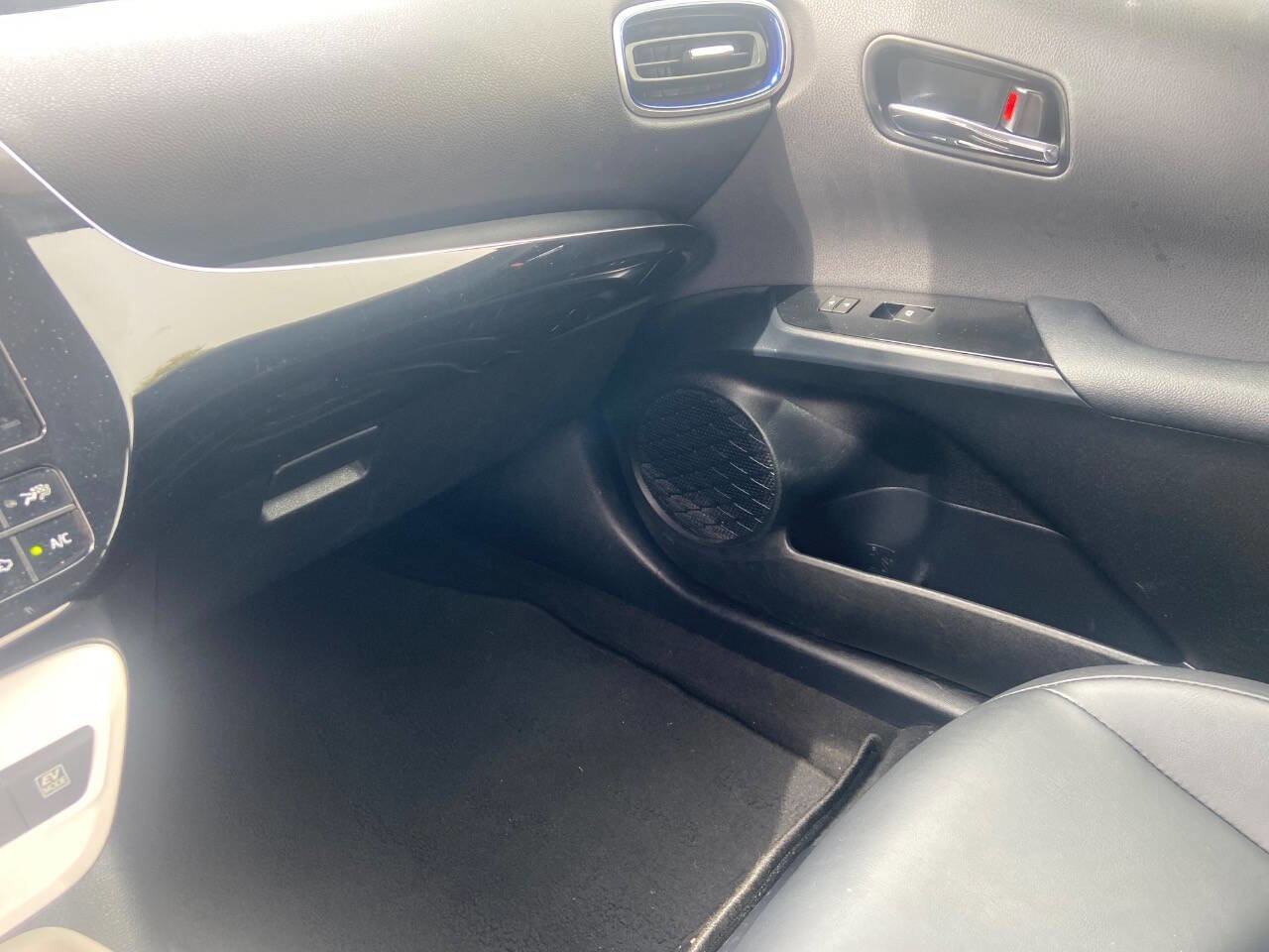 Used 2016 Toyota Prius Three Touring w/ Preferred Accessory Package image 16