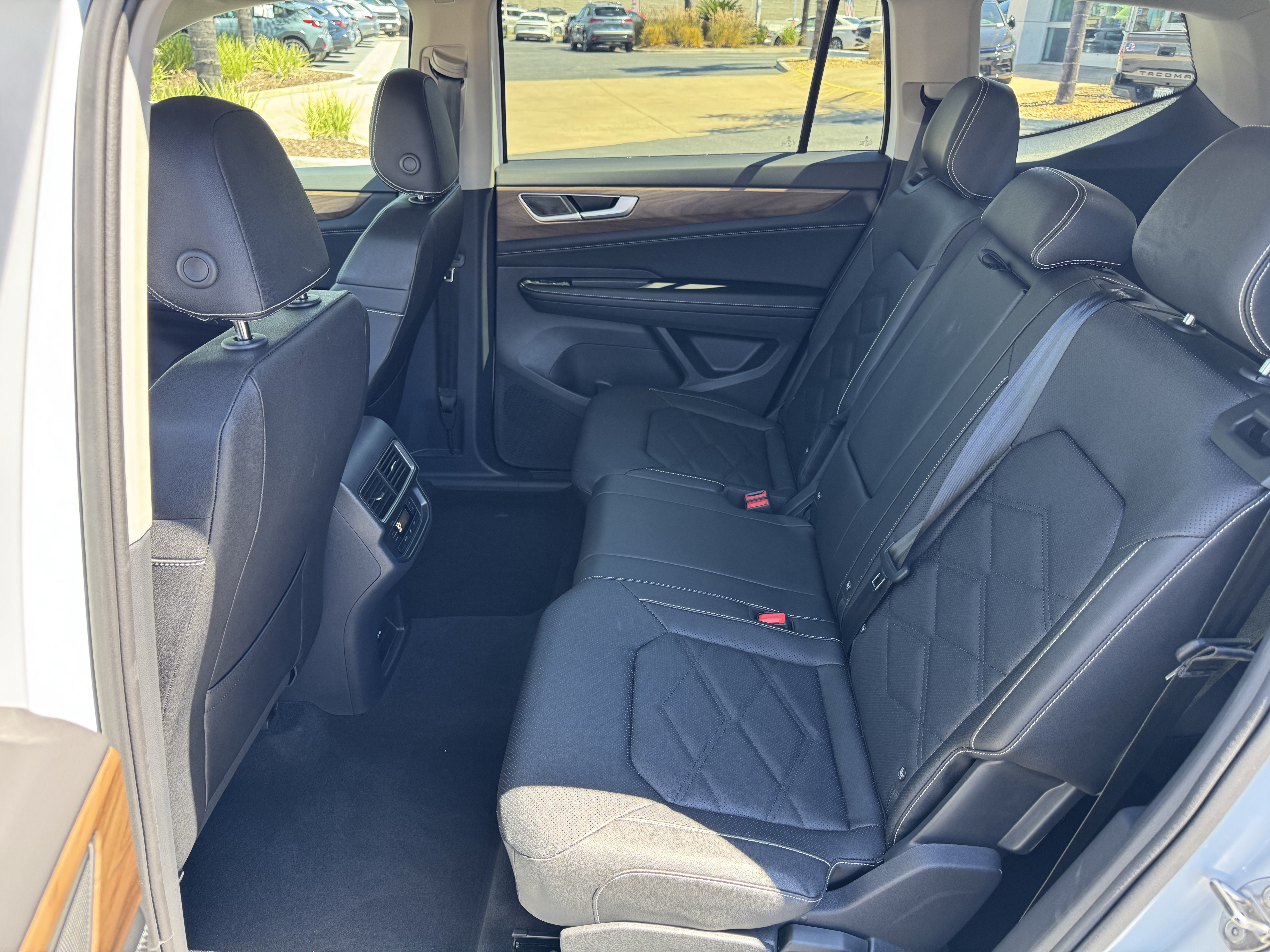 Used 2026 Volkswagen Atlas SE FWD image 31