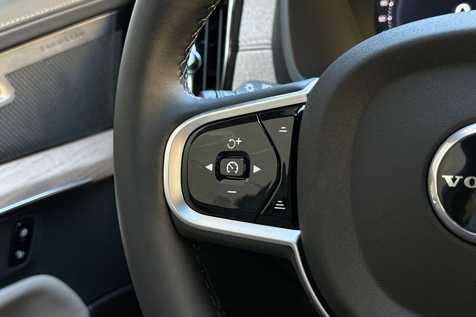 New 2026 Volvo XC90 B6 Plus w/ Protection Package Premier image 29