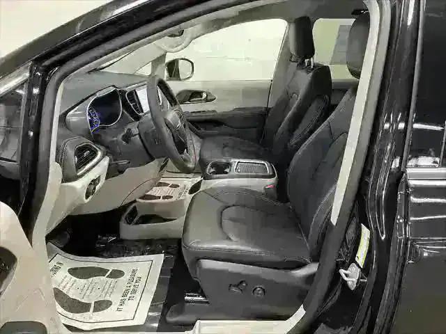 New 2023 Chrysler Pacifica Touring-L w/ S Appearance Package image 3