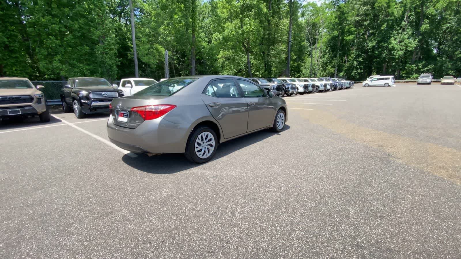 Used 2017 Toyota Corolla LE FWD image 2