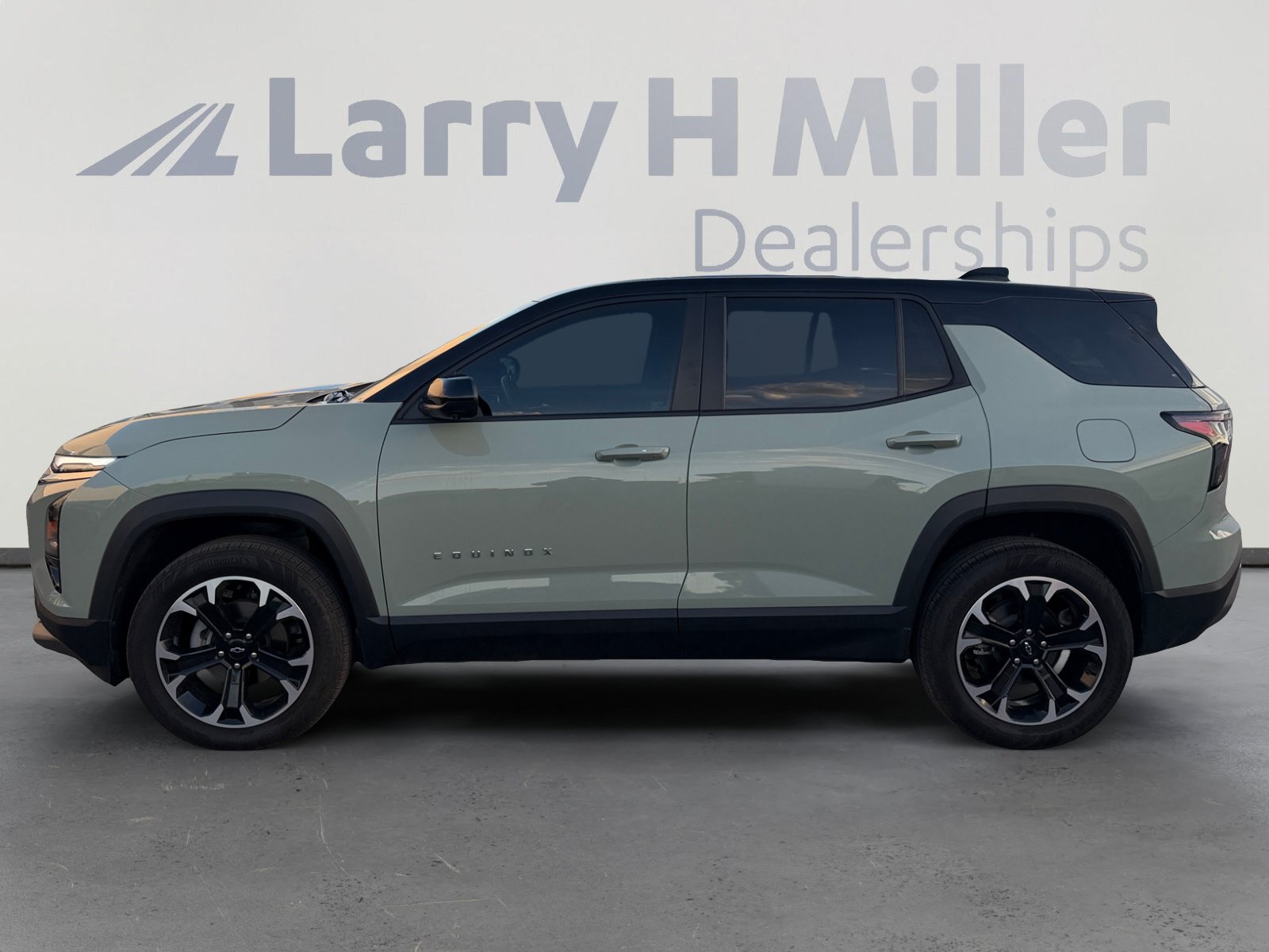 Used 2025 Chevrolet Equinox LT w/ Safety and Technology Package FWD image 2
