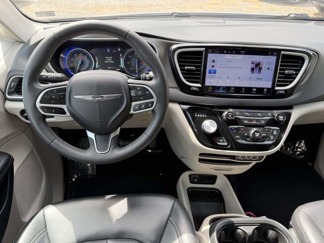Used 2023 Chrysler Pacifica Touring-L FWD image 17