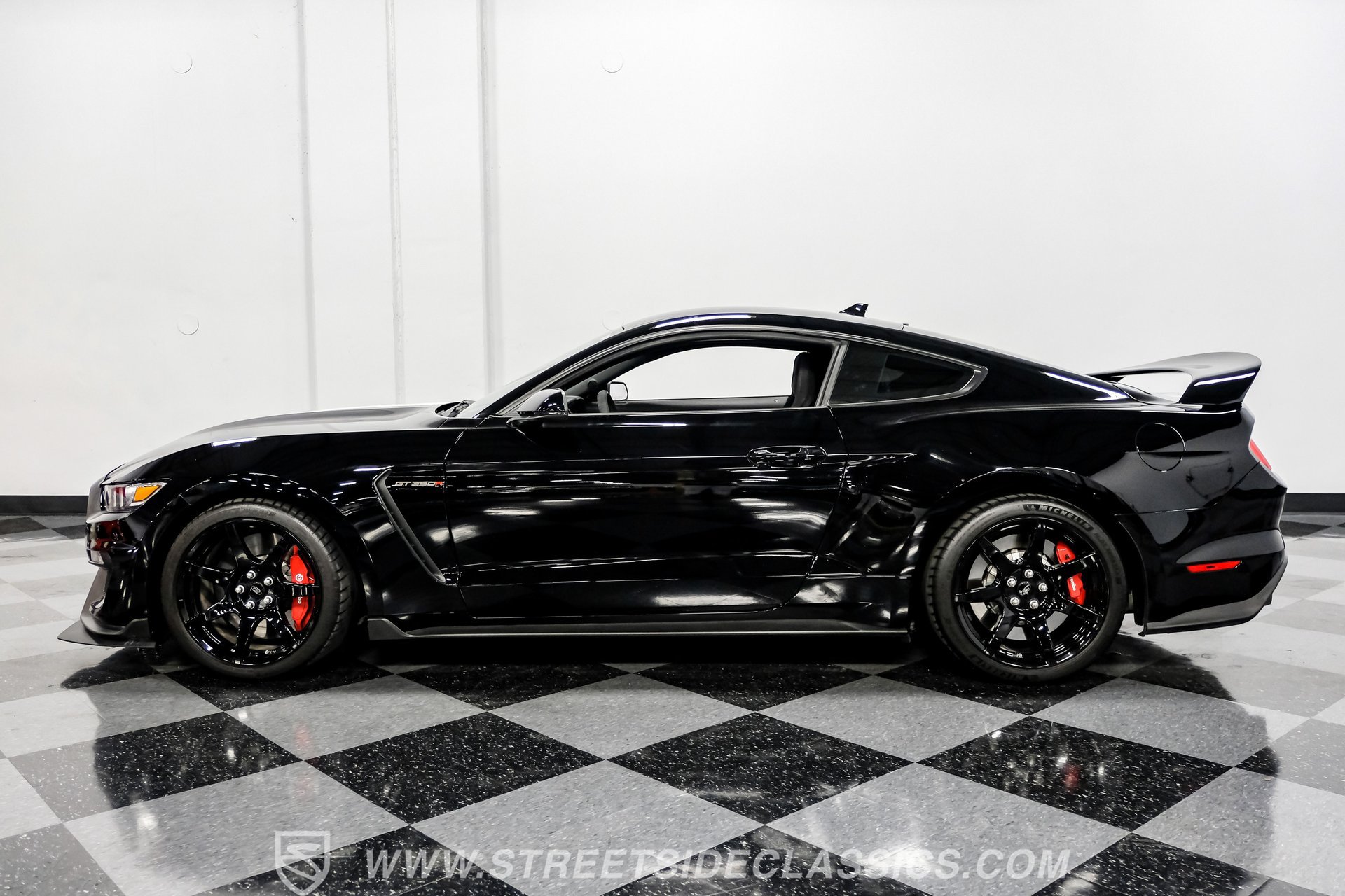 Used 2020 Ford Mustang Shelby GT350R w/ GT350R Equipment Group 920A RWD image 2