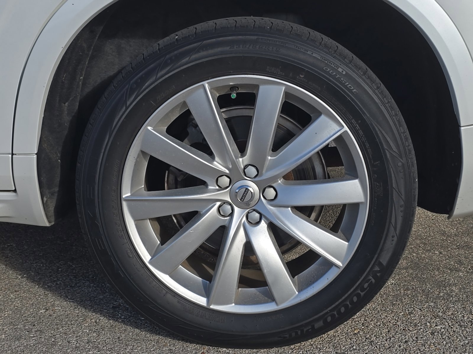 Used 2017 Volvo XC90 T6 Momentum w/ Vision Package image 6