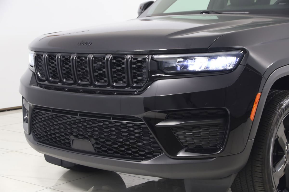 Used 2024 Jeep Grand Cherokee Altitude AWD/4WD image 51