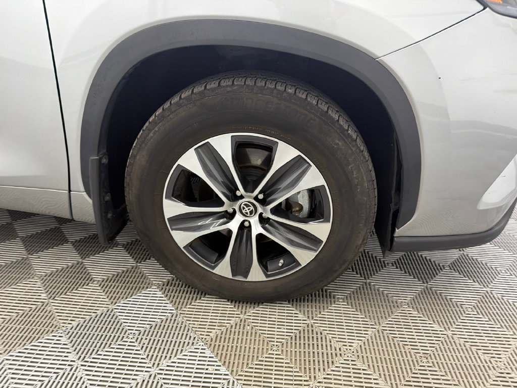 Used 2024 Toyota Highlander XLE FWD image 13