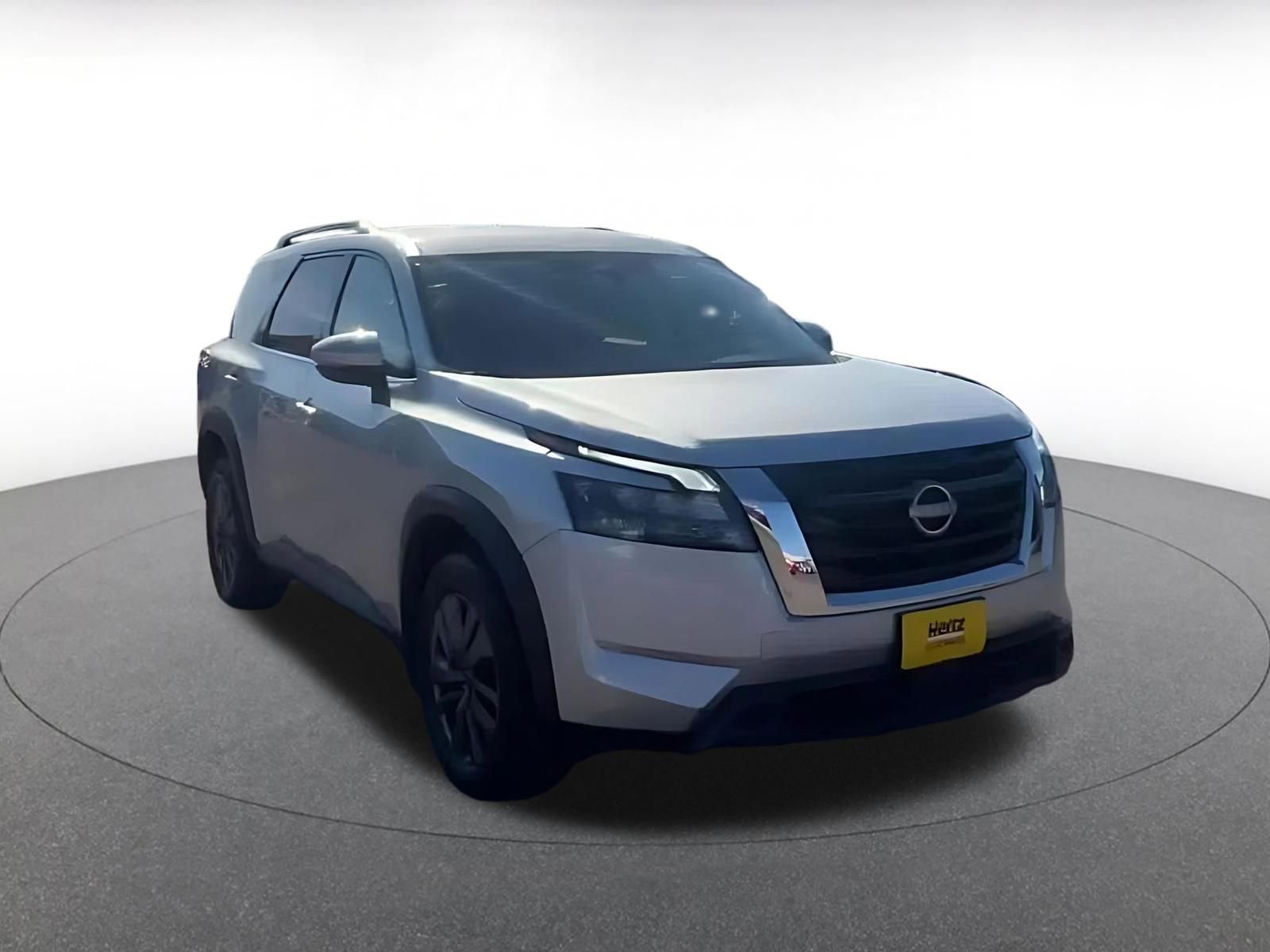 Used 2025 Nissan Pathfinder SV image 3