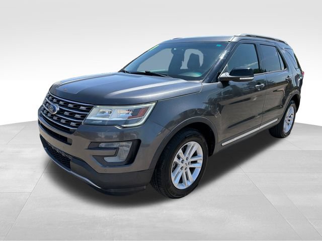 Used 2017 Ford Explorer XLT w/ Equipment Group 202A FWD image 3