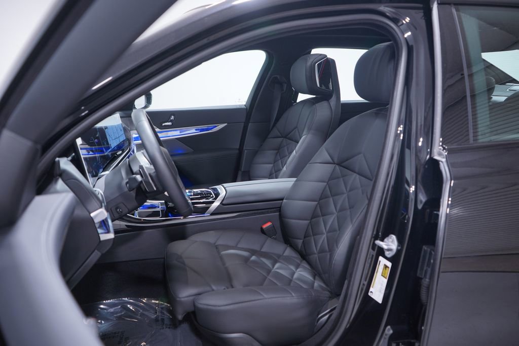 Used 2025 BMW 740i w/ Premium Package image 7