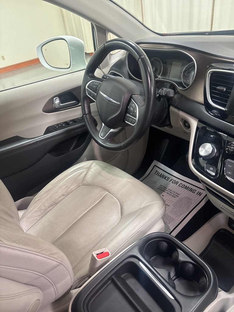 Used 2018 Chrysler Pacifica Touring-L w/ Tire & Wheel Group FWD image 25