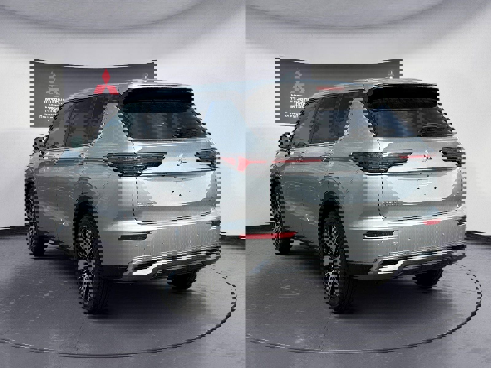 New 2025 Mitsubishi Outlander SE image 3