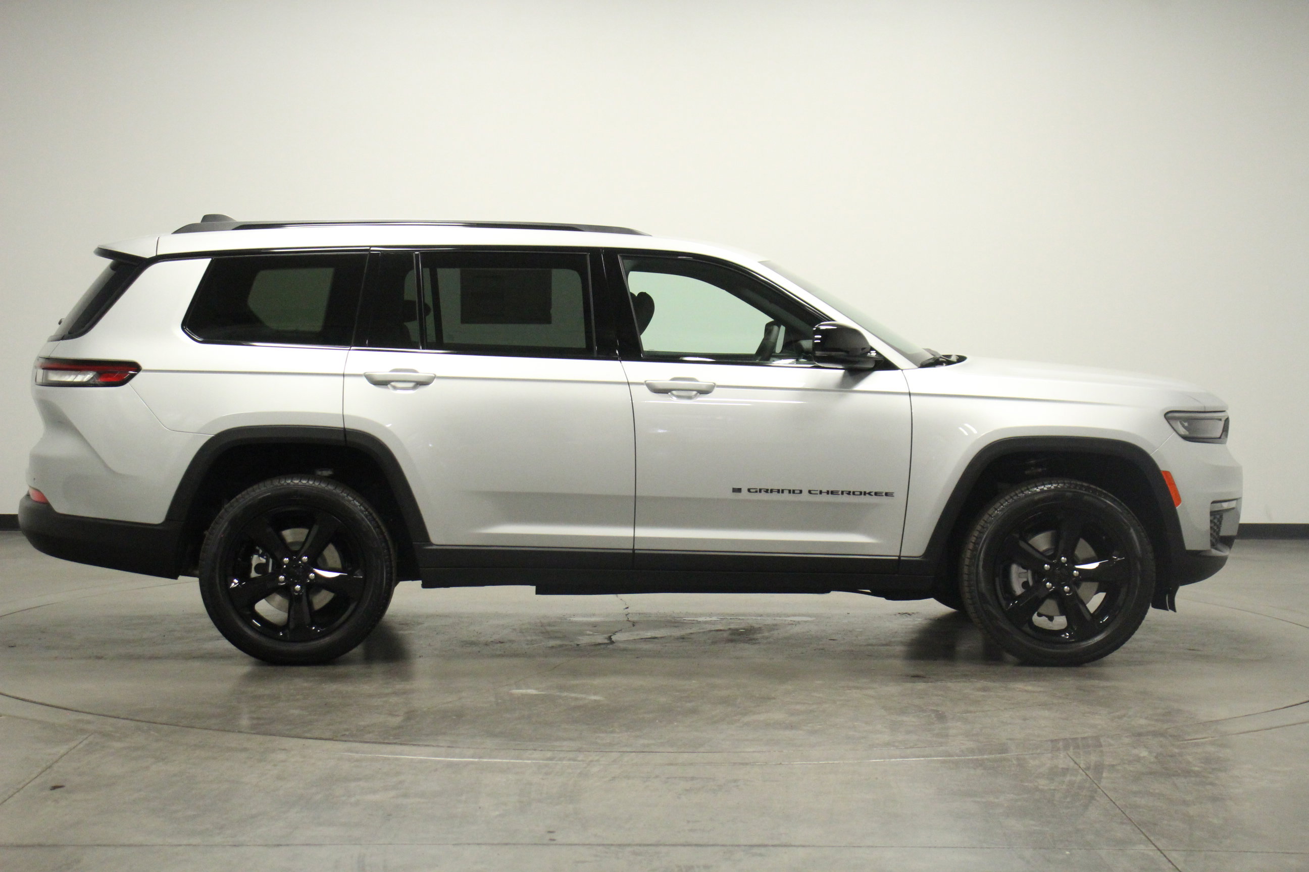 New 2025 Jeep Grand Cherokee L Limited w/ Black Appearance Package image 9