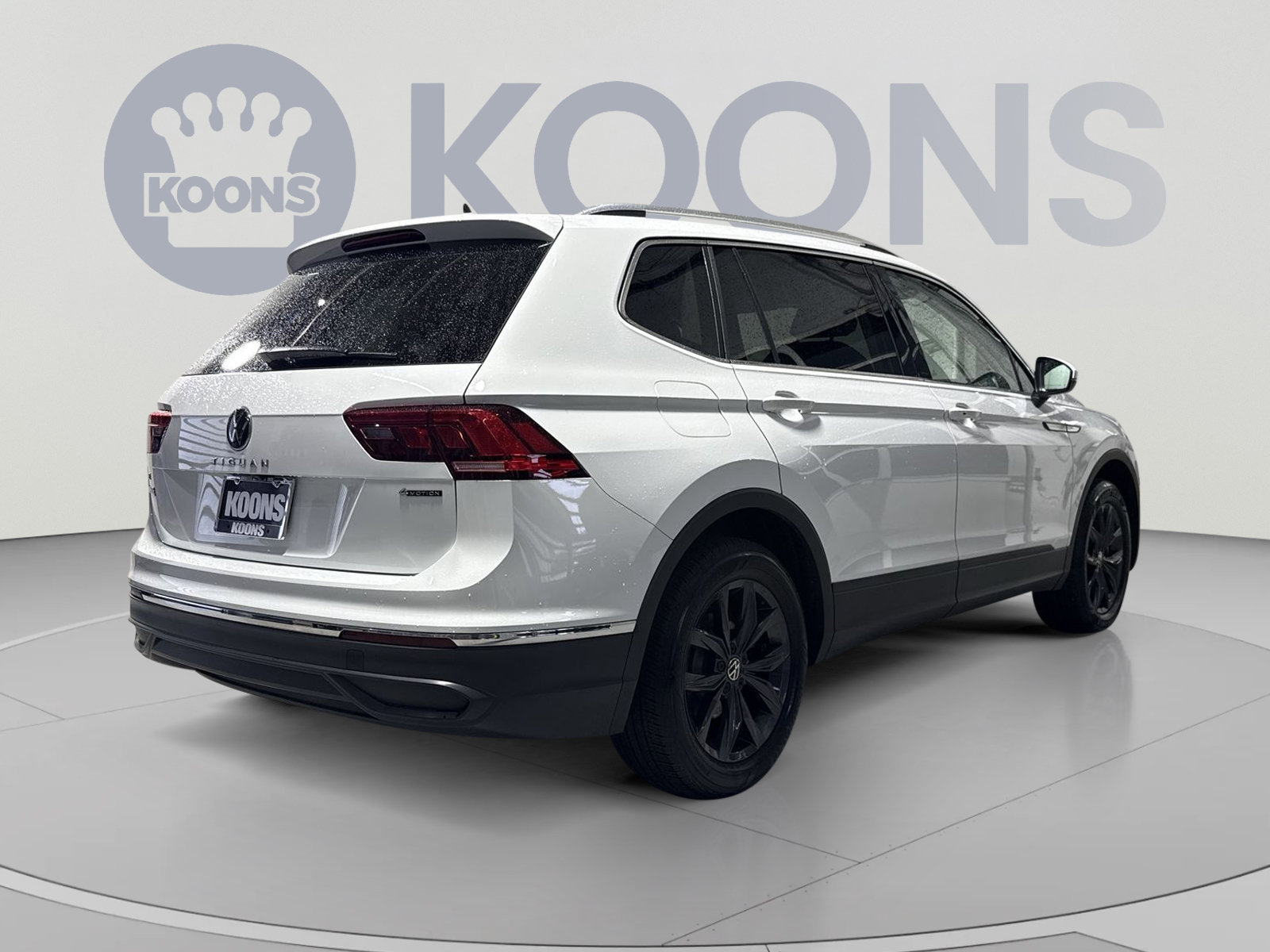 Used 2024 Volkswagen Tiguan SE w/ Panoramic Sunroof Package AWD/4WD image 12