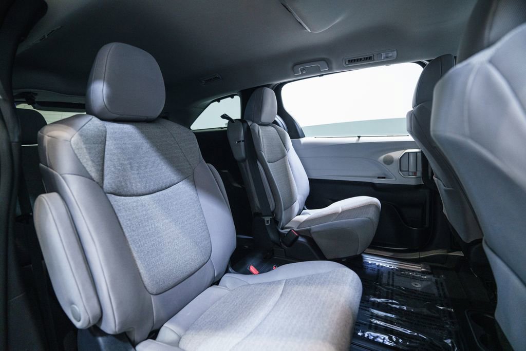 Certified 2026 Toyota Sienna LE FWD image 31