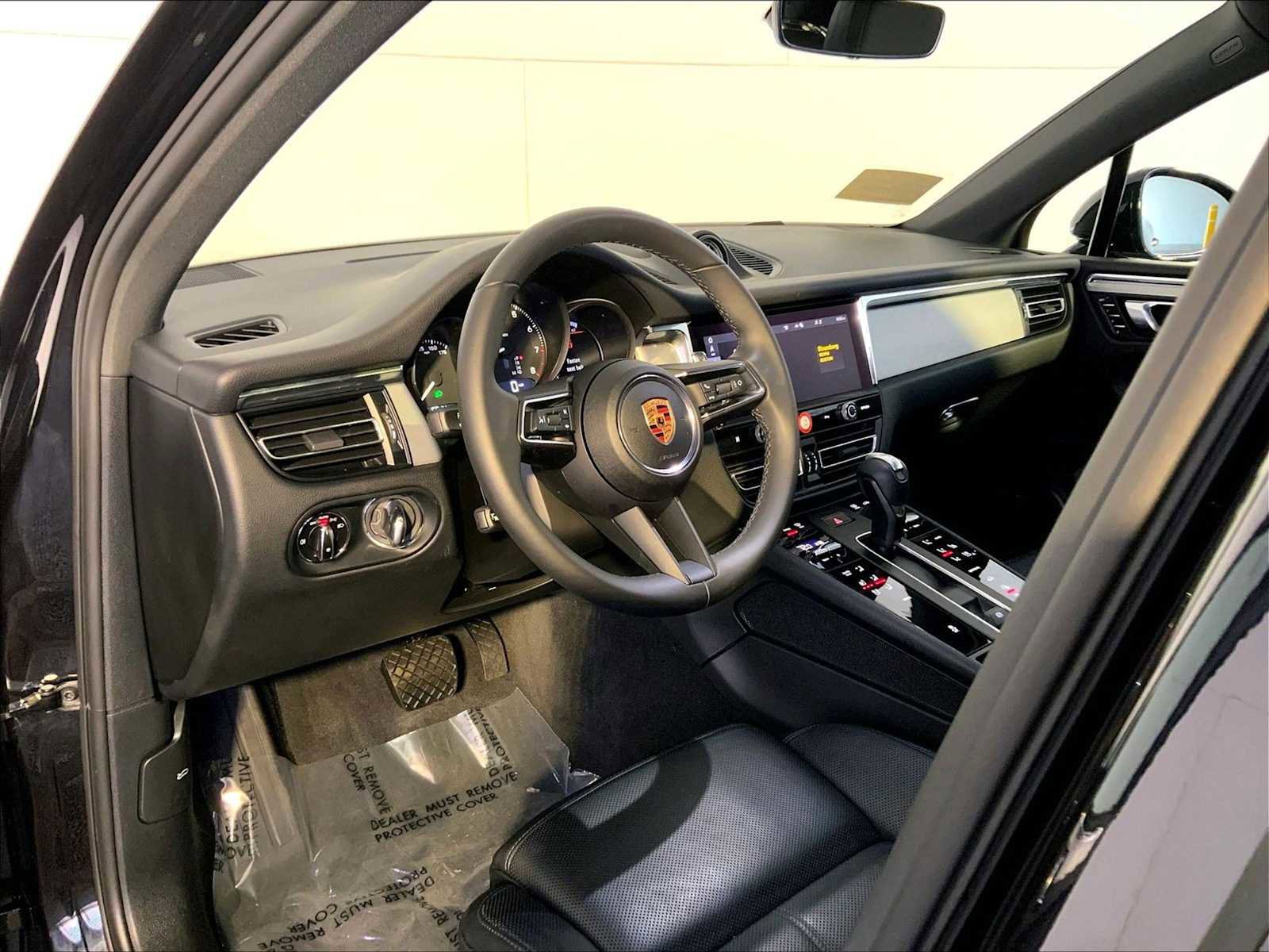 Certified 2025 Porsche Macan image 4
