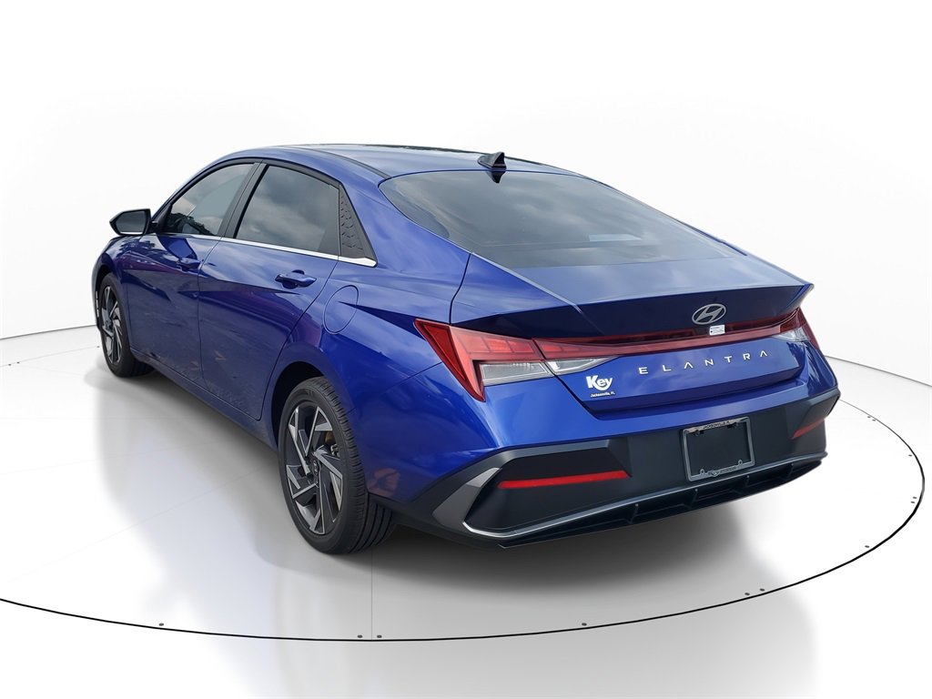 Used 2025 Hyundai Elantra SEL image 3