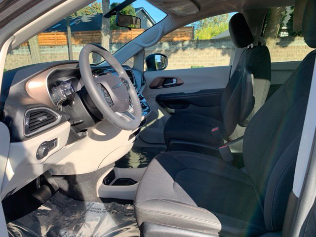 Used 2018 Chrysler Pacifica L FWD image 11