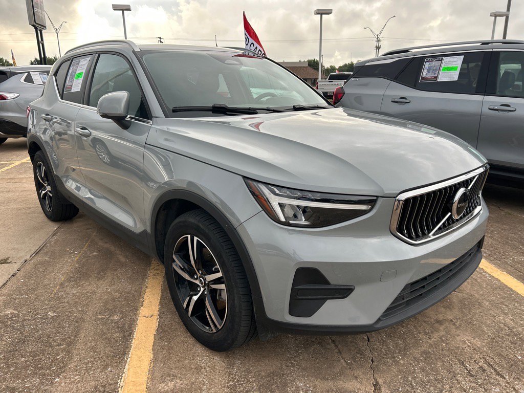 Used 2024 Volvo XC40 B5 Core image 3