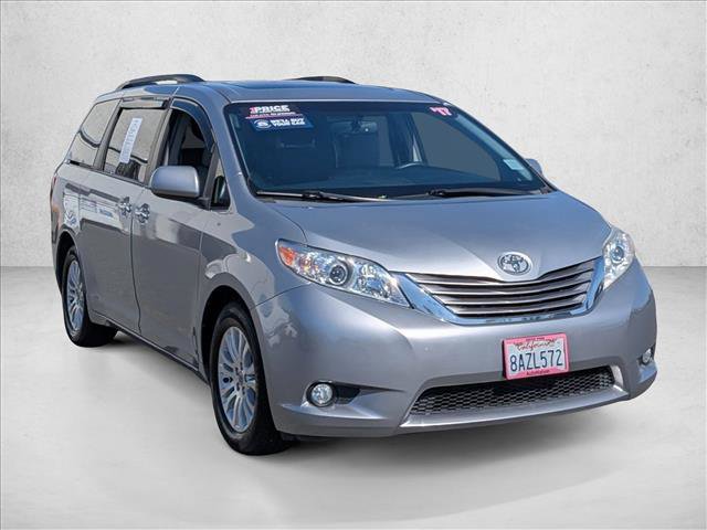 Used 2017 Toyota Sienna XLE Premium image 3