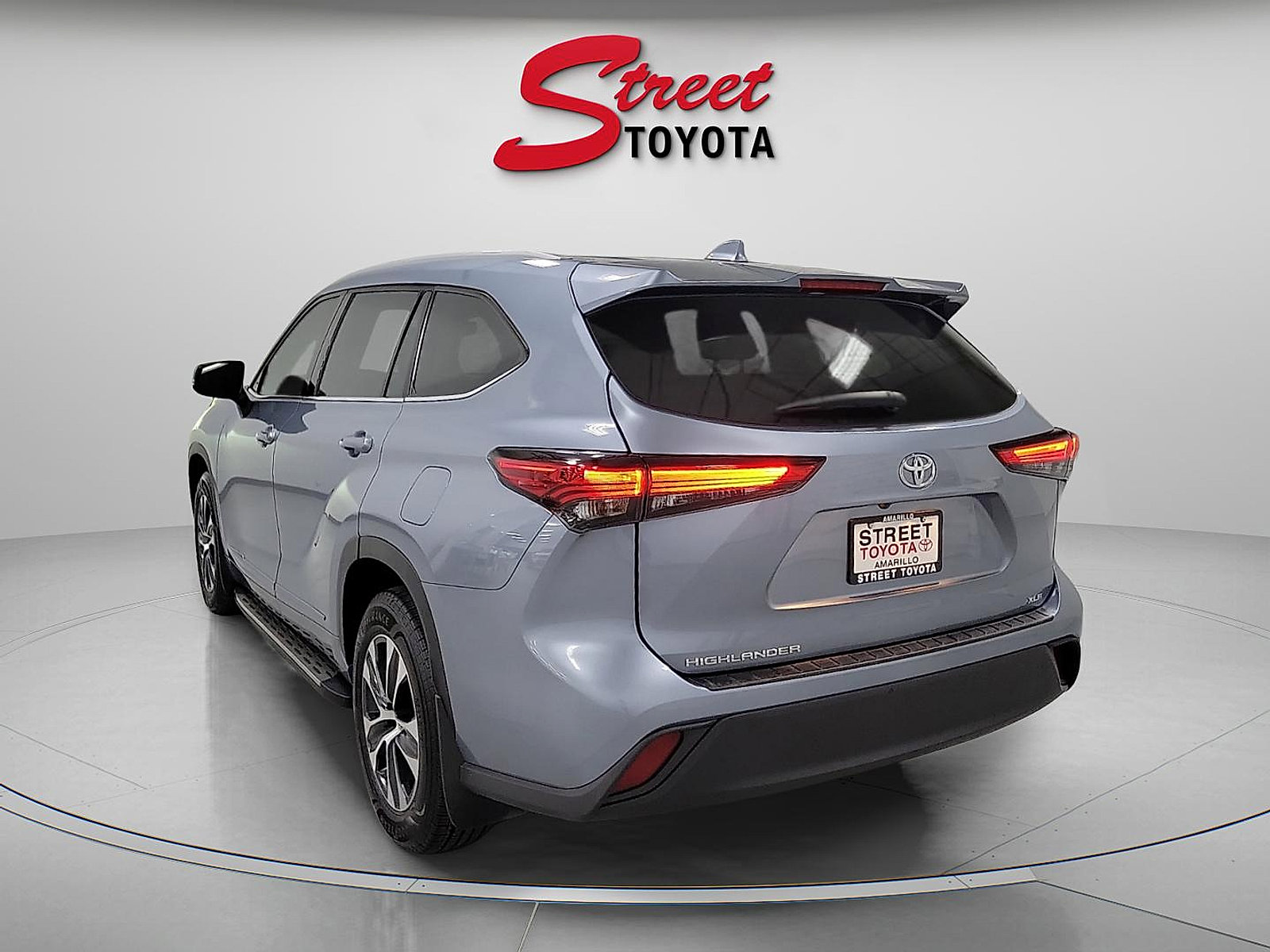 Used 2022 Toyota Highlander XLE image 2