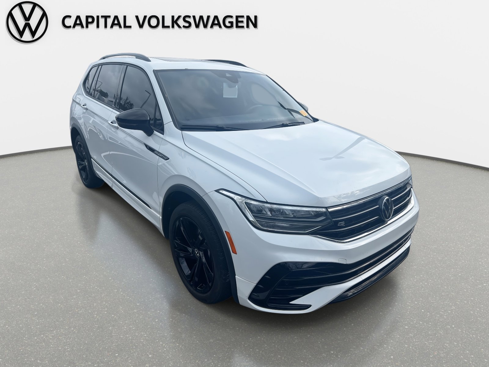 Certified 2024 Volkswagen Tiguan SE R-Line image 2