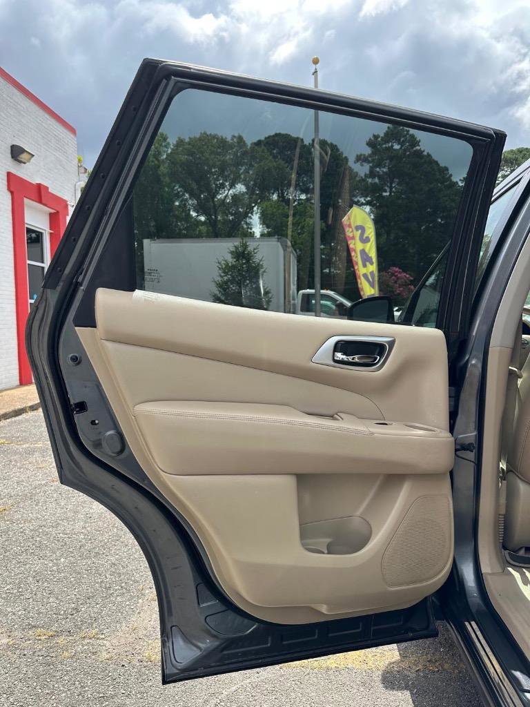 Used 2015 Nissan Pathfinder Platinum w/ Family Entertainment Package FWD image 10