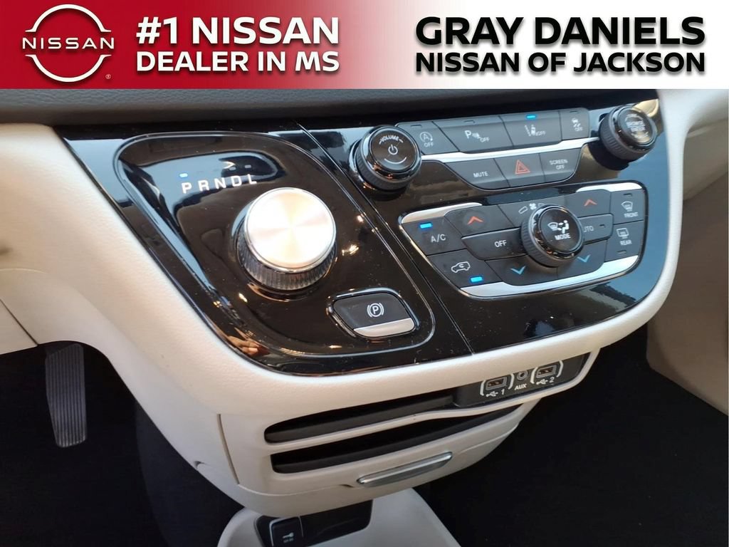 Used 2024 Chrysler Pacifica Touring-L FWD image 18