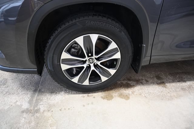 Used 2021 Toyota Highlander XLE AWD/4WD image 35