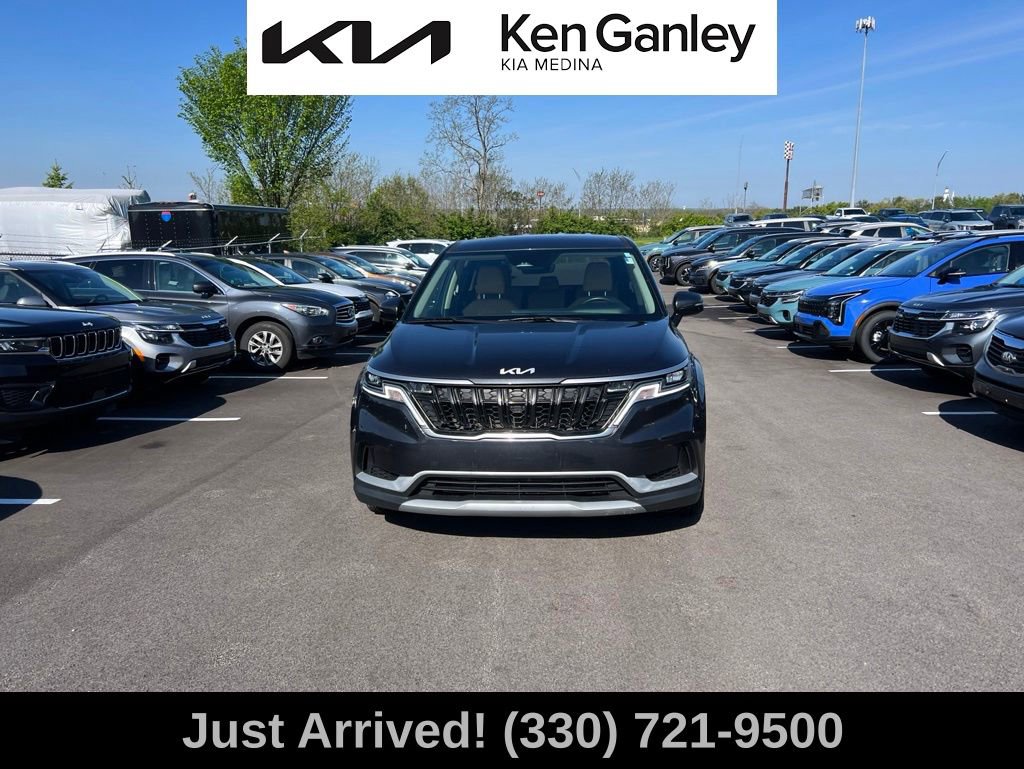 Used 2024 Kia Carnival LX FWD image 2