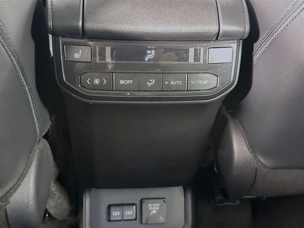 Used 2025 Toyota Highlander Platinum image 27