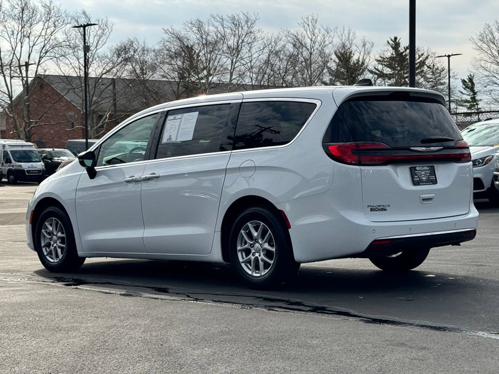 Used 2025 Chrysler Pacifica Select image 5
