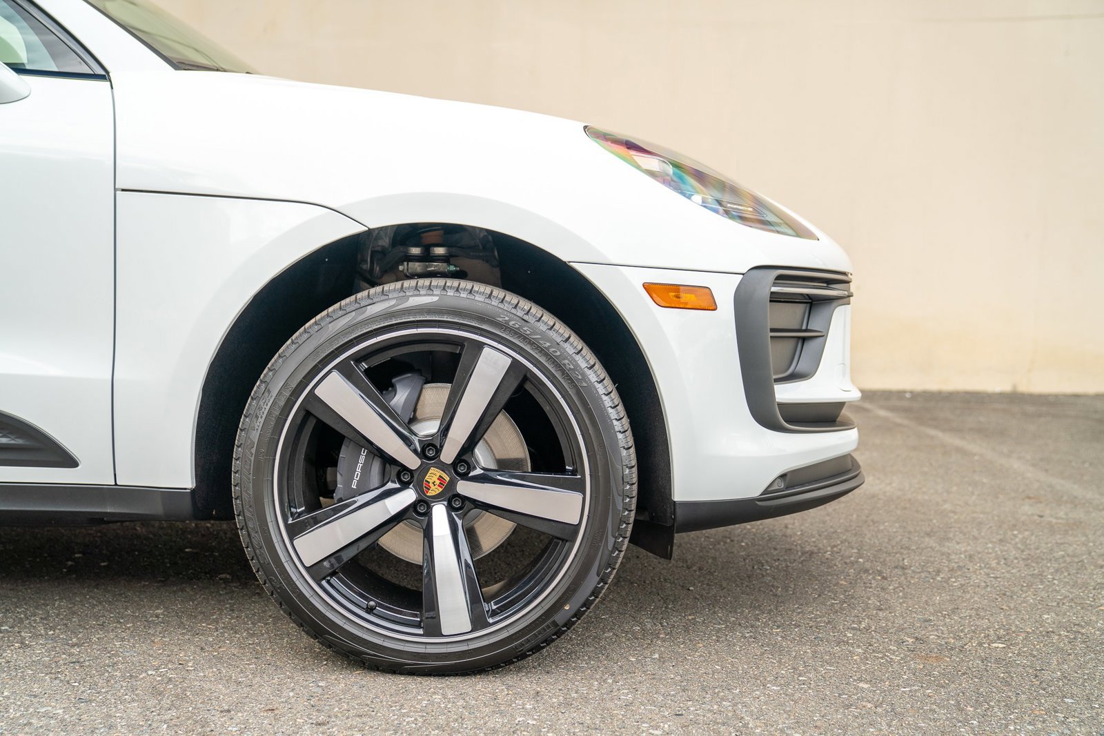 Certified 2025 Porsche Macan image 9